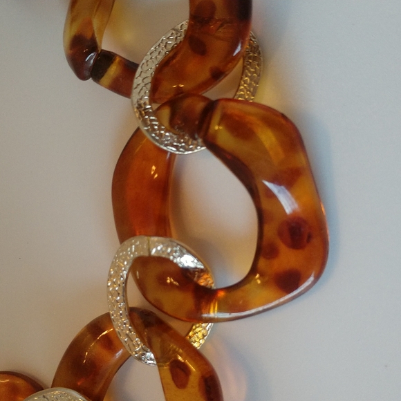 Vintage lightweight Lucite tortoise shell and goldtone chain necklace - Picture 2 of 4